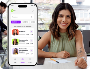 Mulher sorrindo com aplicativo